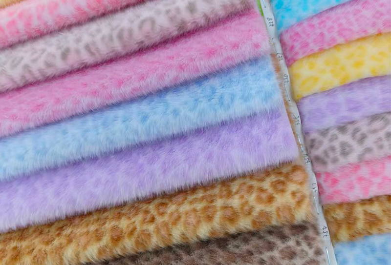 Umělá norková tkanina s leopardím potiskem o šířce 160 mm Umělá norková tkanina s leopardím potiskem o šířce 160 mm