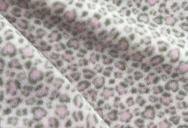 Umělá norková tkanina s leopardím potiskem o šířce 160 mm Umělá norková tkanina s leopardím potiskem o šířce 160 mm